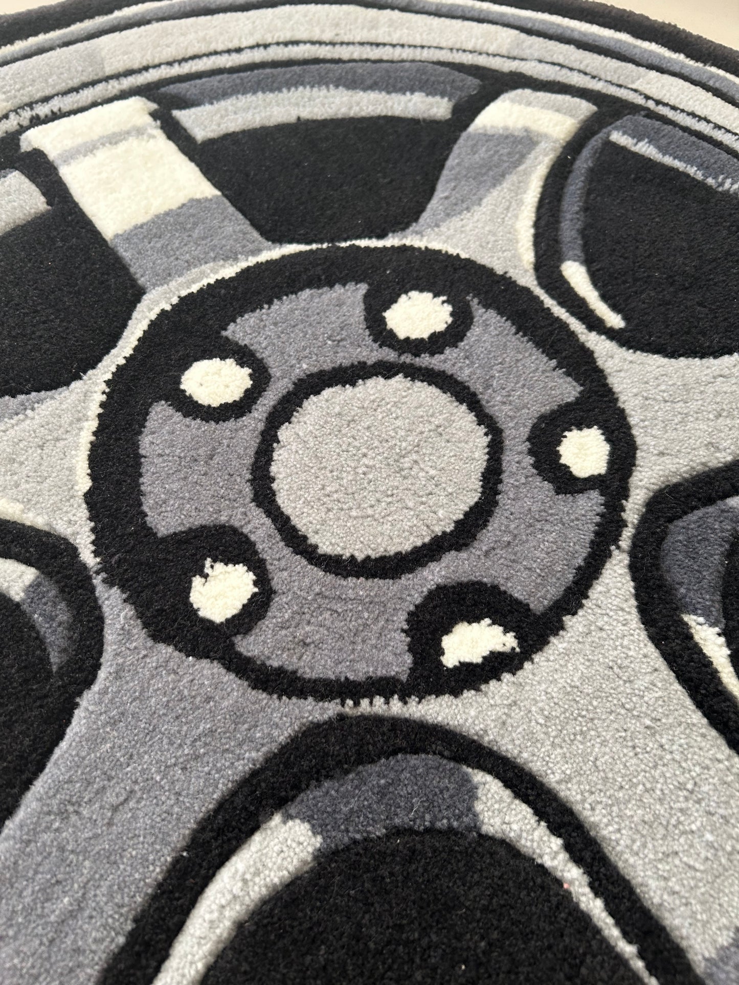 Hand Tufted Wheel Rug - TE37