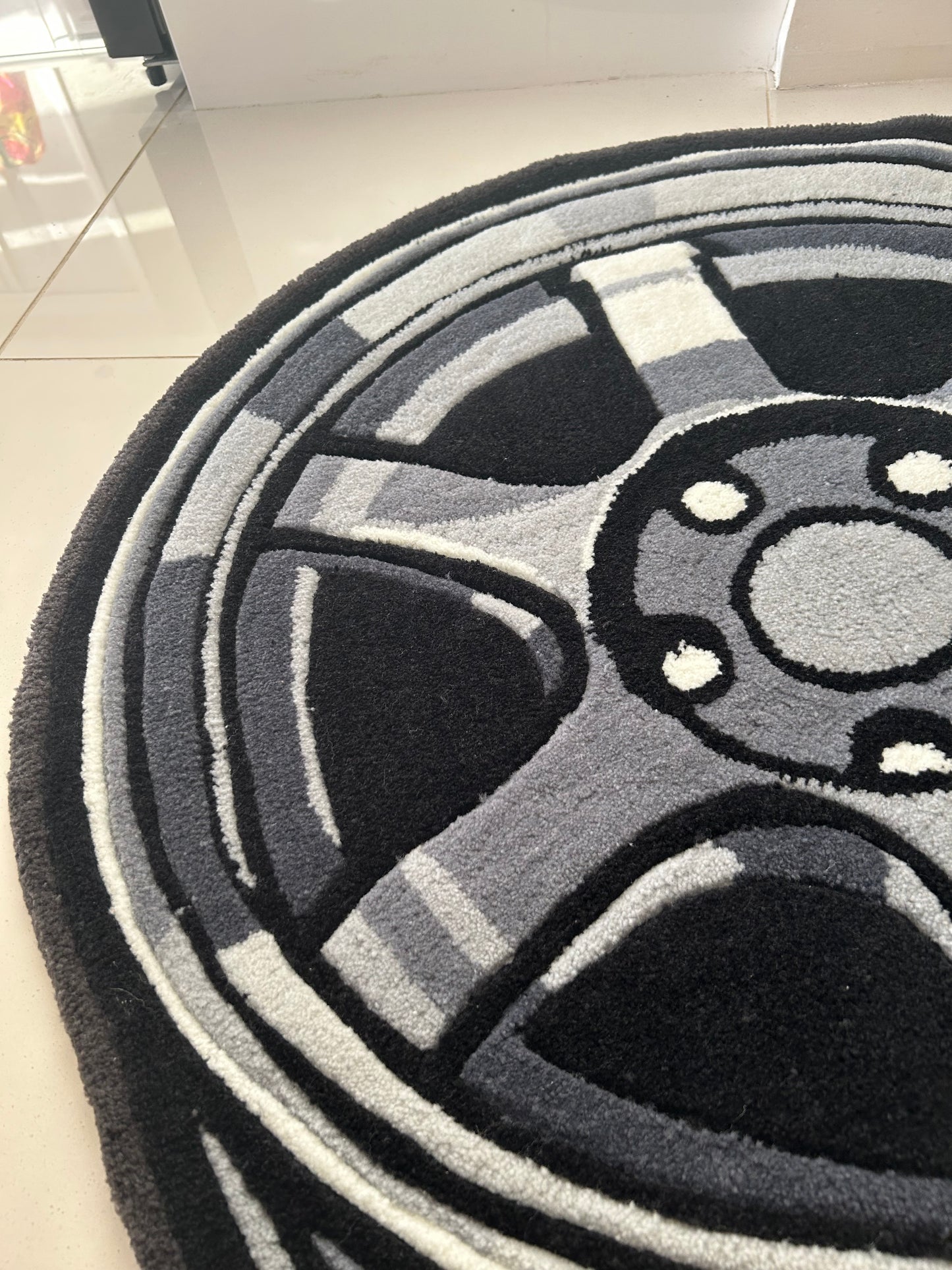 Hand Tufted Wheel Rug - TE37
