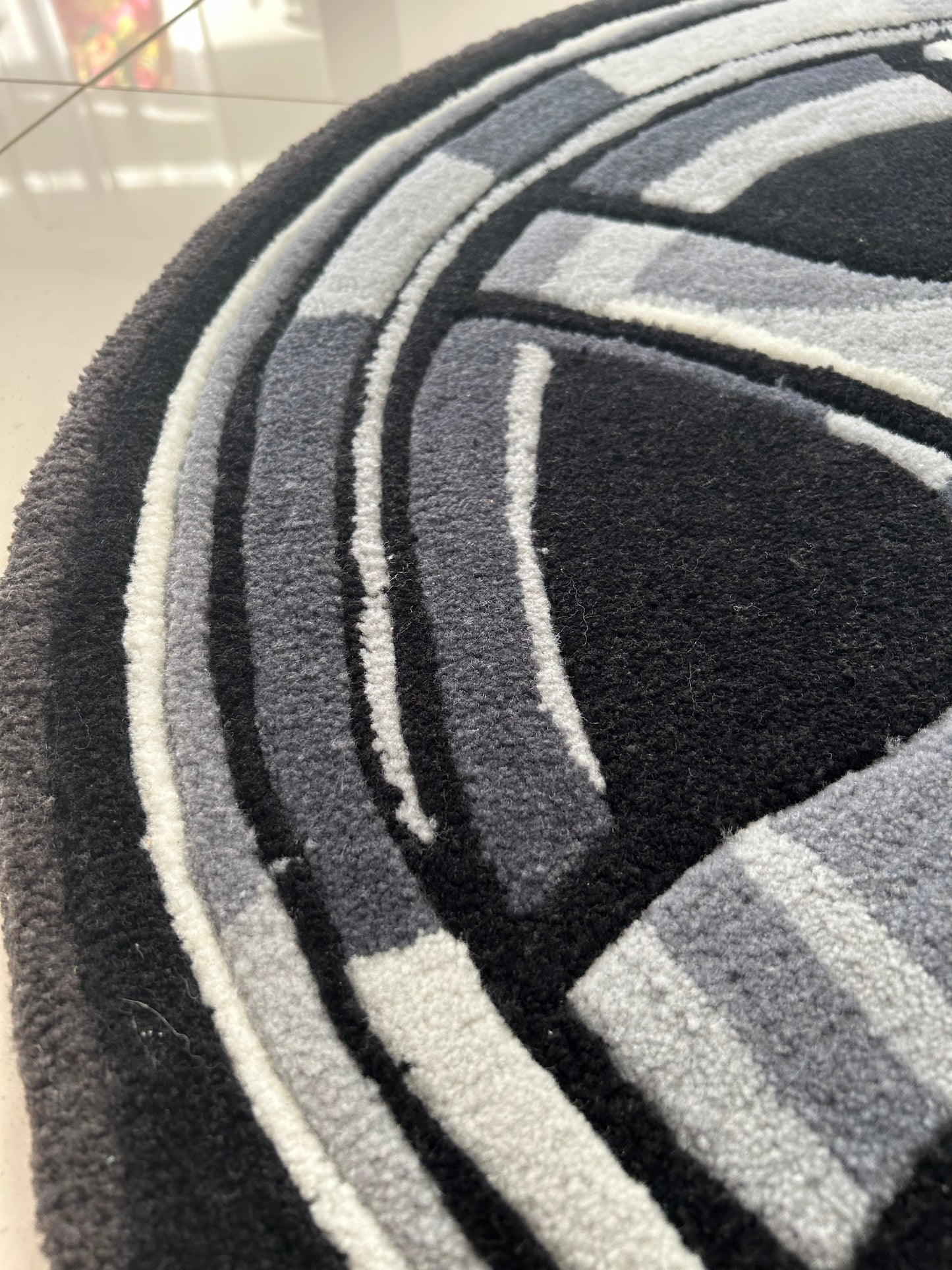 Hand Tufted Wheel Rug - TE37